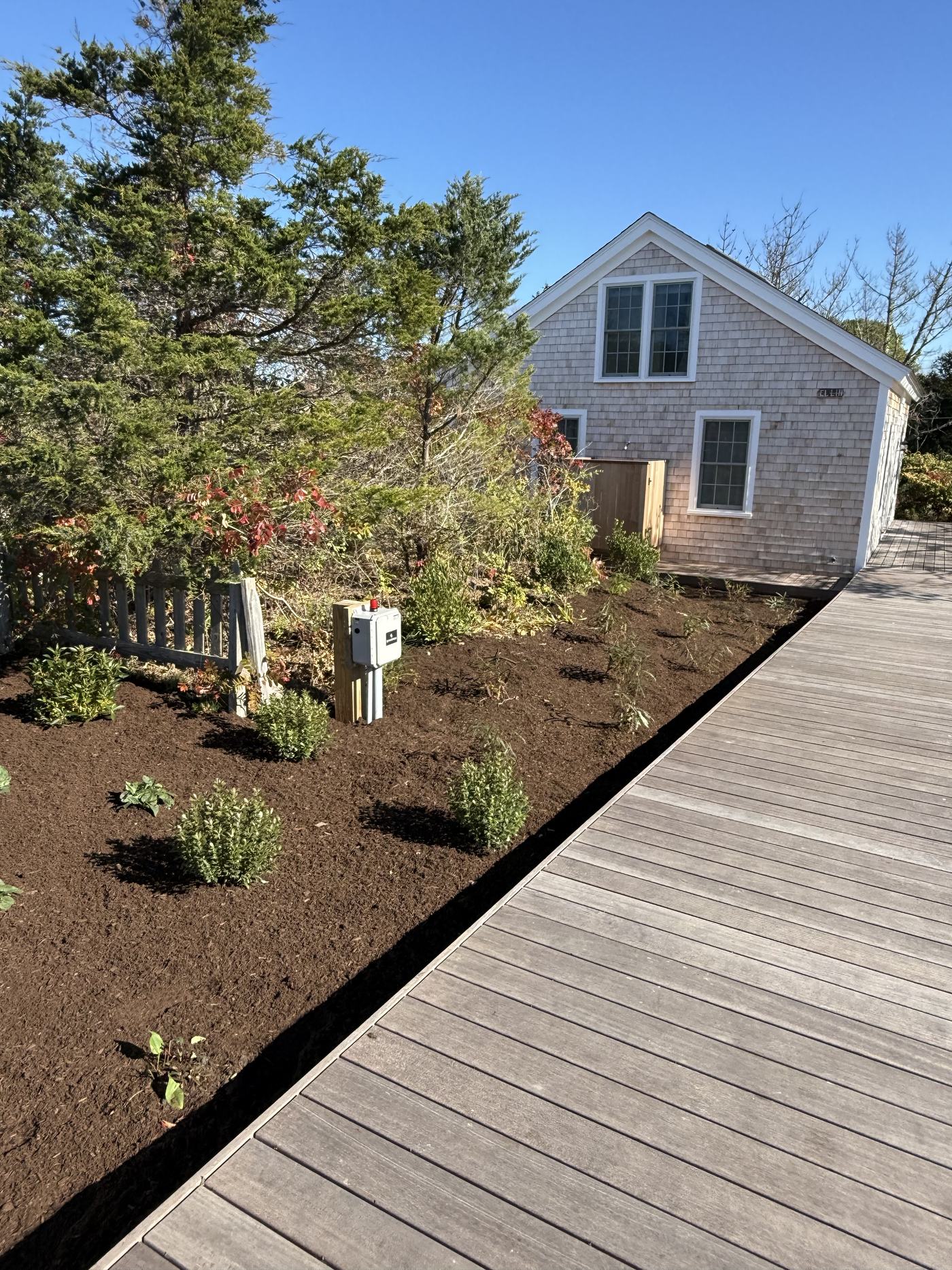 9 Bay View Road cottage exterior with landscaped grounds and boardwalk